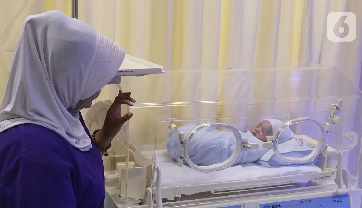 Perawat melihat kondisi bayi yang baru lahir di Rumah Sakit Ibu dan Anak Tambak, Jakarta, Kamis (20/2/2020). Bayi laki-laki yang belum diberi nama dari pasangan Khaidah Nurmayanti dan Agus Suseno itu lahir pada tanggal 20 bulan 02 tahun 2020 atau 20-02-2020. (Liputan6.com/Herman Zakharia)