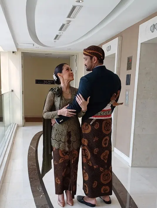 Mieke Amalia tampil cantik menawan dibalut kebaya brokat berwarna hijau. [Foto: Instagram/adebebymakeup]