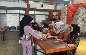 PT Pos Indonesia (Persero) atau yang kini dikenal dengan brand PosIND, menyalurkan bansos sembako dan Program Keluarga Harapan (PKH) dari Kementerian Sosial kepada penerima di seluruh Indonesia. (Dok. PT Pos Indonesia)