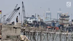 Suasana proyek pembangunan tanggul laut raksasa atau giant sea wall di Cilincing, Jakarta, Kamis (15/3). Tahap pertama proyek yang dimulai sejak Oktober 2014 ini diperkirakan rampung pada 2025. (Merdeka.com/Iqbal Nugroho)