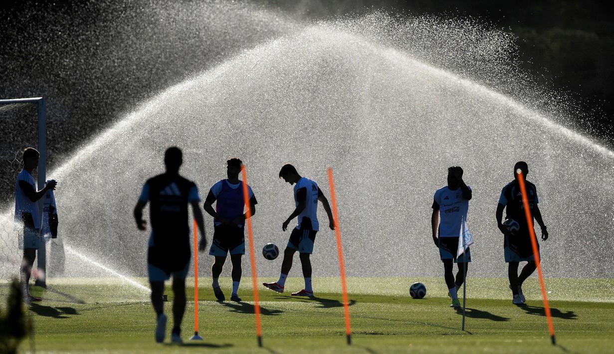 Sejumlah pemain Timnas Argentina melakukan latihan persiapan menjelang laga FIFA Matchday melawan Mauritania di Ezeiza, Buenos Aires, Argentina, Rabu (25/03/2026). (AFP/Luis Robayo)