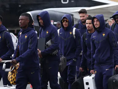 Kylian Mbappe (tengah) dan sejumlah pemain Timnas Prancis tiba di Bandara Paderborn Lippstadt, Jerman pada Rabu (12/06/2024) waktu setempat untuk berlaga di Euro 2024. (AFP/Franck Fife)