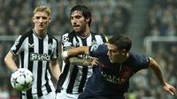 Aksi Sandro Tonali (tengah) dalam laga Newcastle United kontra Paris Saint-Germain di babak grup Liga Champions 2023/2024, Kamis (5/10/2023) dini hari WIB. (AFP/Franck Fife)