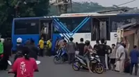 Sebuah bus Transjakarta menabrak kios dan rumah yang berlokasi di Jalan Raya Stasiun Cakung, Pulogebang, Cakung, Jakarta Timur, Jumat (19/9/2025) pagi (Istimewa)