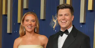 Scarlett Johansson hadir mengenakan gaun strapless klasik dari Prada warna butter yellow. Johansson memancarkan pesona khas diva papan atas, datang bersama suaminya, Colin Jost, yang tampak necis seperti biasa di sampingnya mengenakan tuxedo hitam. [Photo by Jordan Strauss/Invision for the Television Academy/AP Content Services]
