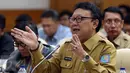 Tjahjo Kumolo memberikan penjelasan saat Rapat dengan Pansus RUU Penyelenggaraan Pemilu, Jakarta, Senin (13/2). Rapat tersebut membahas Parlementary treshold dan Presidential treshold. (Liputan6.com/Johan Tallo)