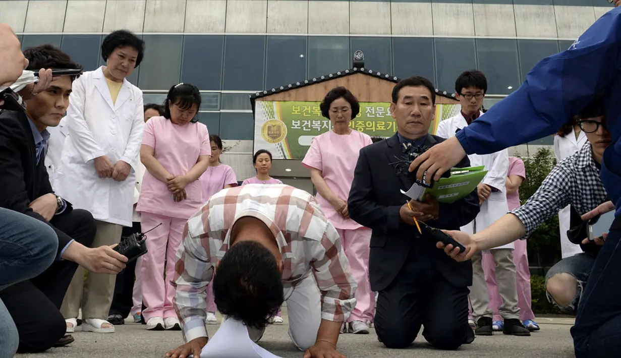 Pasca terbakarnya rumah sakit khusus kaum manula di Jangseong, Korea Selatan, (28/5/2014), para pejabat dan petugas rumah sakit langsung berlutut meminta maaf kepada para korban. (REUTERS/Hyung Min-woo/Yonhap)