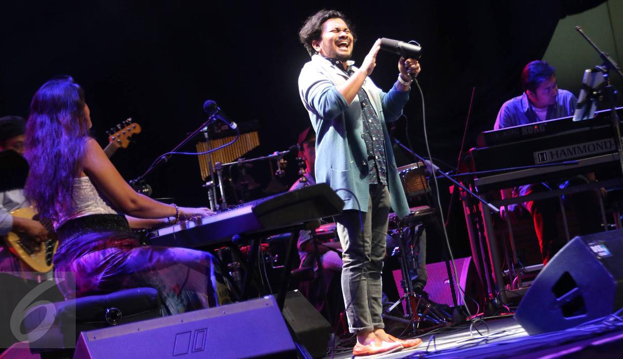 Penyanyi Tompi tampil di panggung musik BNI Java Jazz Festival 2017, Jakarta, Jumat (3/3). Di tahun ketiga penampilannya, Tompi membawakan sejumlah lagu, seperti Sedari Dulu, Bawa Daku, Tak Pernah Setengah Hati. (Liputan6.com/Immanuel Antonius)