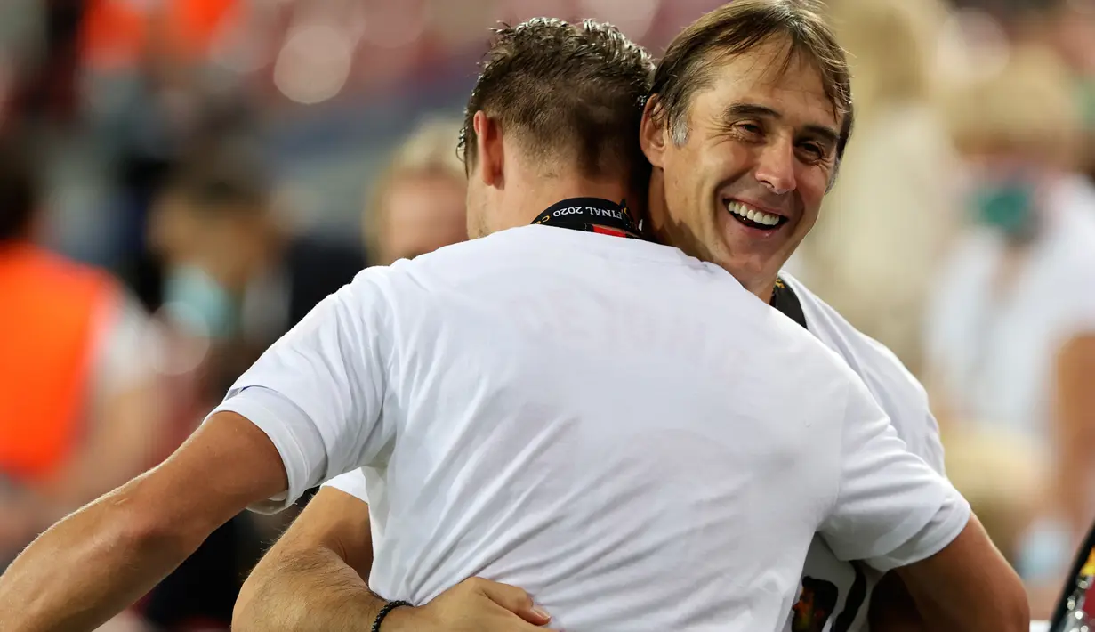 Pelatih Sevilla, Julen Lopetegui memeluk pemainnya, Luuk de Jong setelah mengalahkan Inter Milan di stadion RheinEnergie, Cologne, Jumat (21/8/2020). Sevilla juara Piala Europa setelah menang 3-2 atas Inter Milan. (Wolfgang Rattay/Pool via AP)
