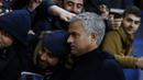 Kehadiran Jose Mourinho di kandang FC Zorya Luhansk  memang menjadi magnet tersendiri bagi para pecinta sepak bola di Ukraina, terutama mereka para fans. (Reuters/Peter Cziborra)