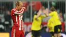 Reaksi dari Arjen Robben setelah Bayern Muenchen dipermalukan Borussia Dortmund 1-3 pada laga vital menuju gelar juara Bundesliga di Allianz Arena, 26 Februari 2011. AFP PHOTO/CHRISTOF STACHE