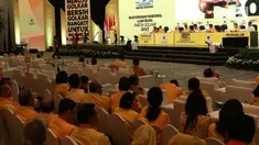 Suasana sidang paripurna musyawarah nasional luar biasa (munaslub) Partai Golkar di Senayan, Jakarta, Selasa (19/12). Paripurna tersebut membahas pandangan umum DPD 1 tiap tiap provinsi. (Liputan6.com/Angga Yuniar)