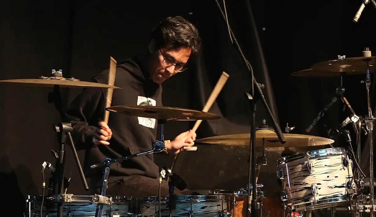 XYZ Day 2018 sendiri memang sudah meriah sejak pagi. Namun penampilan Barasuara sukses membakar semangat pengunjung. (Bambang E. Ros/Bintang.com)