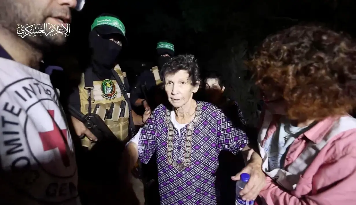Pada Senin malam, Hamas mengonfirmasi pembebasan dua wanita lanjut usia (lansia) asal Israel Yocheved Lifshitz (85) dan Nurit Yitzhak yang juga dikenal dengan nama Nurit Cooper (79) karena alasan kemanusiaan. Pembebasan tawanan ini dilakukan atas mediasi Qatar dan Mesir. (Al Qassam brigades via AP)