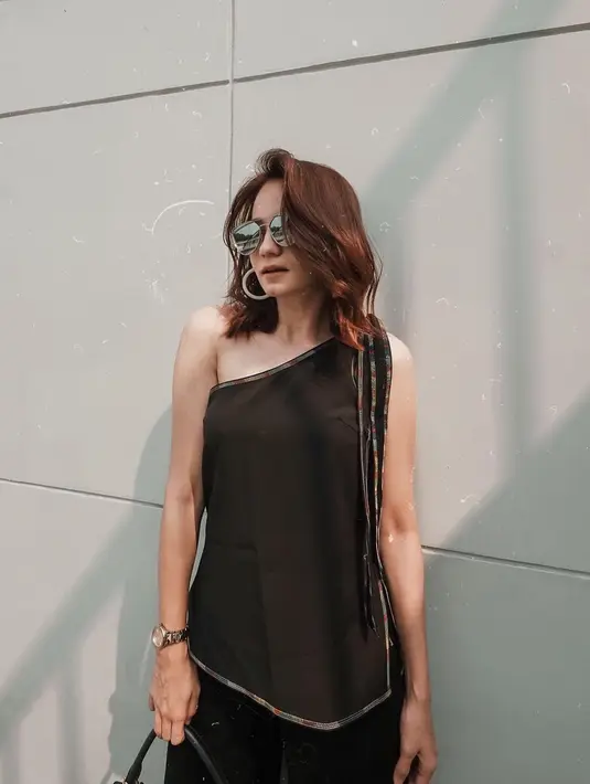 Nama Enzy mulai meroket dengan membintangi film berjudul Republik Twitter. Ia berperan sebagai sosok remaja labil yang duduk di bangku SMA dan sangat aktif bermain media sosial Twitter. Namun di dunia nyata ia terlihat dewasa dan begitu menawan. (Liputan6.com/IG/@enzystoria)