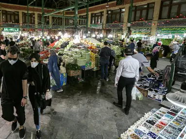 Suasana kesibukan pasar Tajrish selama bulan suci Ramadan di Taheran, Iran (25/4/2020). Di pasar ini pedagang dan pembeli beraktivitas mengenakan alat pelindung seperti masker dan sarung tangan akibat pandemi coronavirus COVID-19. (AFP/Atta Kenare)