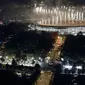 Pesta kembang api menyemarakkan upacara pembukaan Asian Games 2018 di Stadion Utama Gelora Bung Karno (SUGBK), Senayan, Jakarta, Sabtu (18/8). (Bola.com/ Iqbal Ichsan)