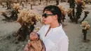 <p>Sebulan setelah melahirkan, Nikita Willy dan Indra membawa baby Izz wisata alam ke Joshua Tree National Park di California. (Instagram/indrapiw).</p>