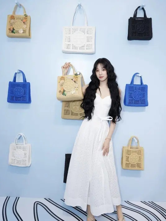 Penampilan Yuqi kian manis dengan beberapa aksesori seperti Kira Pearl Necklace. [@yuqisong.923].