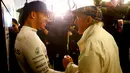 Lewis Hamilton dan Sir Jackie Stewart, sama-sama pengoleksi tiga gelar juara dunia F1 asal Inggris yang bertemu usai F1 GP AS di Sirkuit The Americas, Austin, AS, Senin (26/10/2015) dini hari WIB. (Reuters/Mike Stone)