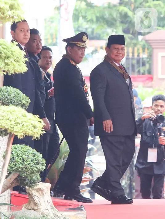 Penghargaan ini diberikan karena Prabowo dinilai memiliki jasa besar untuk kemajuan dan pengembangan Polri. (Liputan6.com/Herman Zakharia)