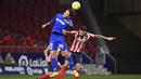 Bek Atletico Madrid, Mario Hermoso, duel udara dengan pemain Getafe, Enes Unal, pada laga Liga Spanyol di Stadion Wanda Metropolitano, Rabu (30/12/2020). Atletico Madrid menang dengan skor 1-0. (AFP/Oscar Del Pozo)