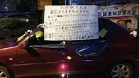 Seorang pemilik mobil bernama Wang diketahui melakukan hal yang tak biasa untuk menghukum orang yang telah merusak jendela mobilnya.