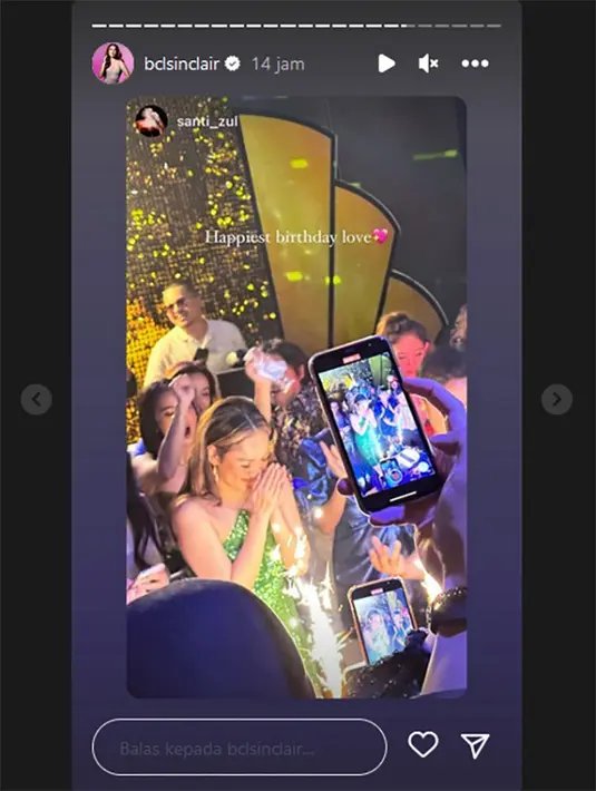 Lagu ulang tahun menggema dari para sahabat yang hadir. Sebelum meniup lilin, terlebih dulu berdoa. [Instagram/bclsinclair]