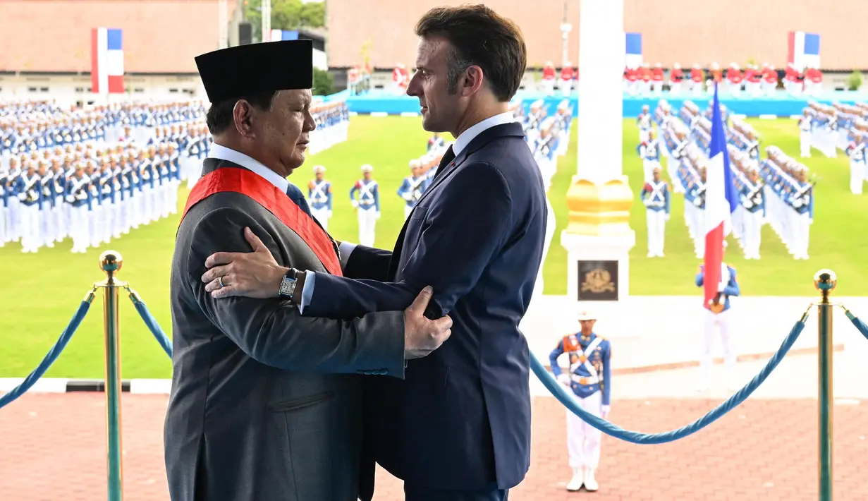 Di sela-sela kunjungan di Akademi Militer di Magelang, Jawa Tengah, Presiden Prancis Emmanuel Macron menganugerahkan Grand Croix de la Légion d’Honneur kepada Presiden Prabowo Subianto. (JEANNE ACCORSINI/POOL/AFP)