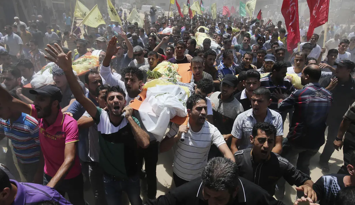 Warga Palestina mengusung jenazah korban tewas dalam serangan udara Israel di Gaza, Rabu (9/7/14). (REUTERS/Ibraheem Abu Mustafa)