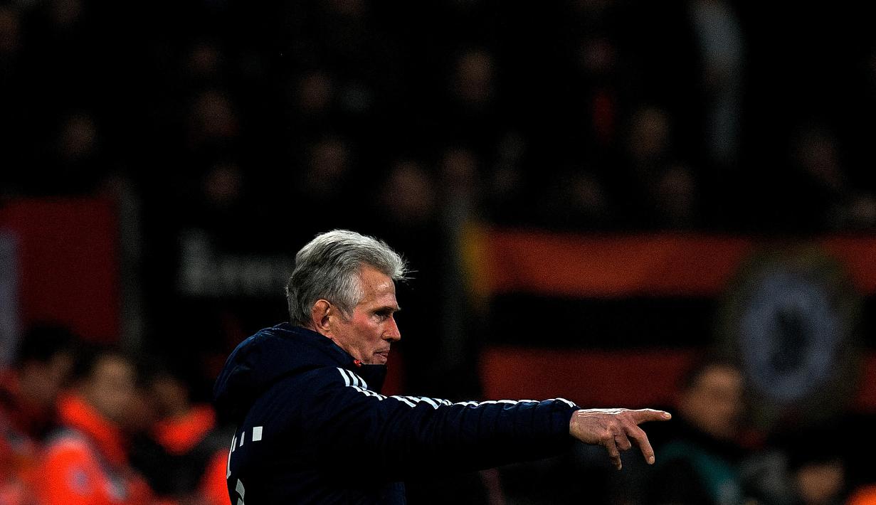 Gaya pelatih Bayern Munchen, Jupp Heynckes memberikan instruksi kepada timnya saat melawan Laverkusen pada lanjutan Budesliga di Bay Arena, Laverkusen, (12/1/2018). Bayern Munchen menang 3-1. (AFP/Sascha Schuermann)