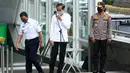 Presiden Joko Widodo (tengah) didampingi Kapolri Jenderal Pol Idham Aziz (kanan) dan Gubernur DKI Anies Baswedan bersiap memberikan keterangan pers seusai meninjau kesiapan penerapan prosedur standar New Normal di Stasiun MRT Bundaran HI, Jakarta, Selasa (26/5/2020). (Tribunnews/Irwan Rismawan/Pool)