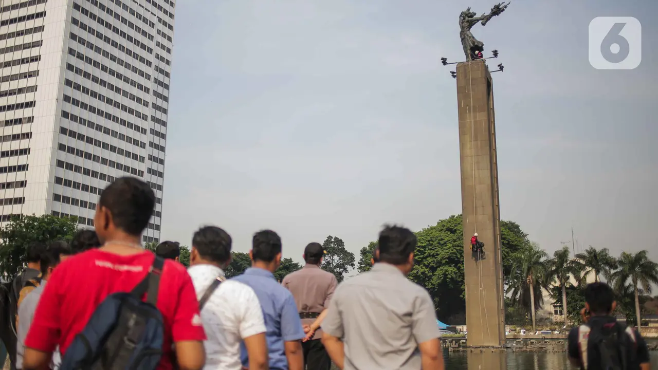 13 Jam di Atas Patung Selamat Datang, Aktivis Greenpeace Diamankan