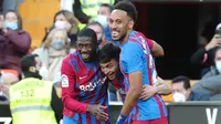 Barcelona memetik kemenangan telak 4-1 atas tuan rumah Valencia dalam laga lanjutan Liga Spanyol 2021/2022, Minggu (20/2/2022). Striker anyar asal Arsenal, Pierre-Emerick Aubameyang menjadi bintang kemenangan Blaugrana usai mencetak tiga gol Barcelona. (AFP/Jose Jordan)