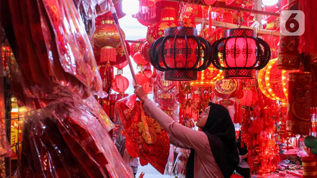 Berburu Hiasan Khas Imlek 2025, Kawasan Pecinan Glodok Jakarta Ramai Dikunjungi
