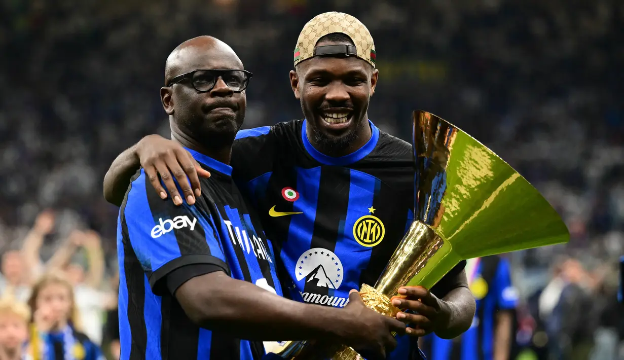 Inter Milan memamerkan trofi juara Liga Italia 2023-2024 di Giuseppe Meazza usai bermain seri 1-1 kontra Lazio. (Marco BERTORELLO / AFP)