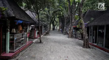 Suasana Pasar Seni Ancol yang terlihat sepi, Jakarta, Selasa (17/10). Pada era 1980-1995, Pasar Seni Ancol pernah menjadi tempat pertemuan yang hangat antara para pekerja seni, pengrajin, dan para penikmatnya. (Liputan6.com/Faizal Fanani)