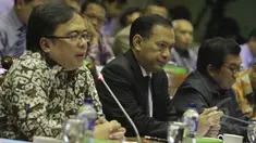 Menkeu Bambang Brodjonegoro (kiri), Gubernur BI Agus Martowardojo dan Kepala OJK Muliaman D. Hadad mengikuti rapat kerja dengan Komisi XI DPR RI di Ruang Komisi XI Kompleks Parlemen Senayan, Jakarta, Rabu (25/3/2015). (Liputan6.com/Andrian M Tunay)