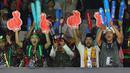 Para fans memberikan dukungan kepada para pebulu tangkis Indonesia saat laga Daihatsu Indonesia Masters 2026 di Istora Senayan, Jakarta, Kamis (22/1/2026). (Bola.com/M Iqbal Ichsan)