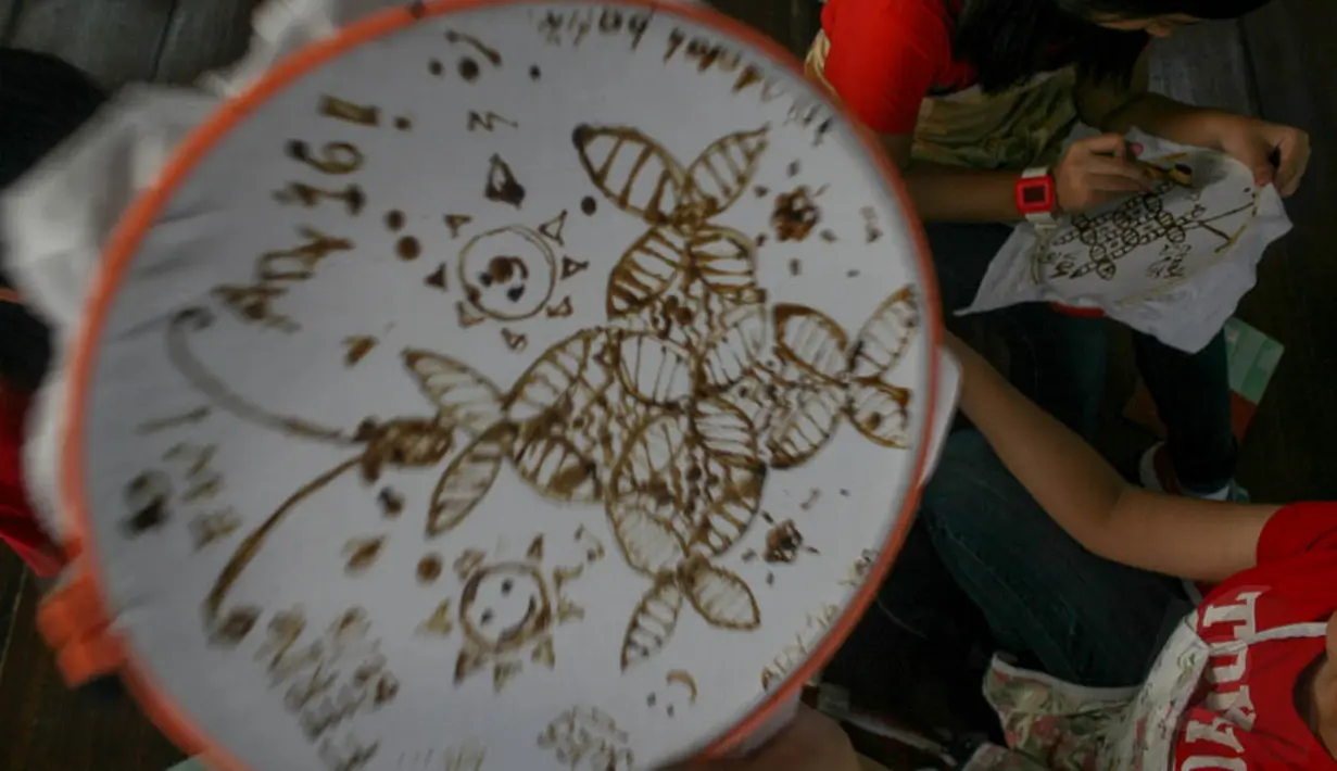 Salah satu hasil kain batik dari siswa SMP yang belajar membatik di Museum Tekstil, Jakarta, (2/10/14). (Liputan6.com/Faizal Fanani) 