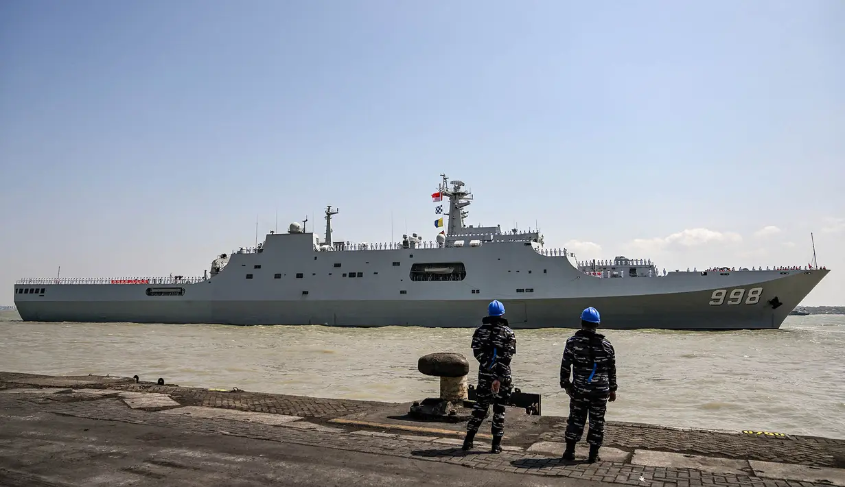 Personel TNI Angkatan Laut  mengawasi kapal Angkatan Laut Tentara Pembebasan Rakyat Tiongkok (PLA) Qi Jiguang bersiap untuk berlabuh di Pelabuhan Tanjung Perak di Surabaya,  Minggu (2/8/2026). (AFP/ Juni Kriswanto)