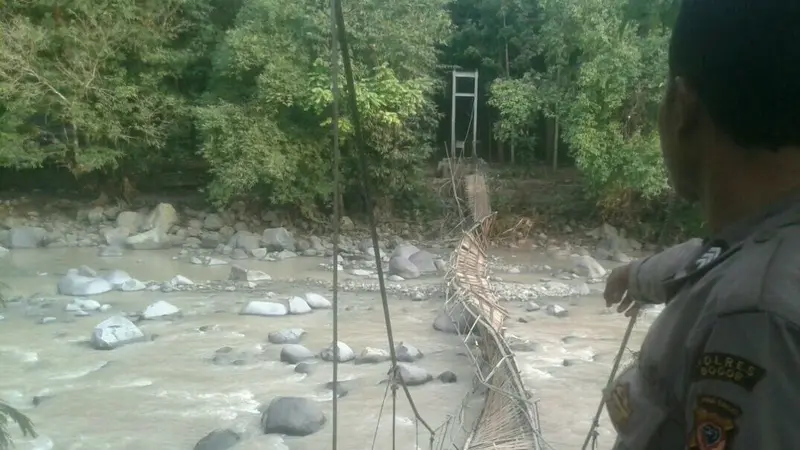 Jembatan gantung di lokasi wisata penangkapan rusa ambruk