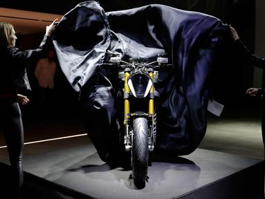 Model menampilkan prototipe sepeda motor listrik keluaran perusahaan asal Italia, Volt selama pameran di Milan, Italia (16/3). Kecepatan sepeda motor listrik ini dapat mencapai 100 km/jam dalam waktu 4,6 detik. (AP Photo/Antonio Calanni)