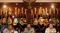Kapolri, Jenderal Pol Badrodin Haiti (tengah) memberikan keterangan terkait pengungkapan kasus teror Jakarta di Mabes Polri, Jakarta, Jumat (22/1/2016). Kapolri mengungkap barang bukti hasil pengembangan kasus teror. (Liputan6.com/Helmi Fithriansyah)