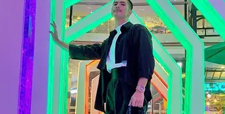 Tak hanya terlihat kurus, Ricky Cuaca kini juga semakin percaya diri. Tak jarang dia tampil dengan OOTD yang keren. (Instagram/rickycuaca)