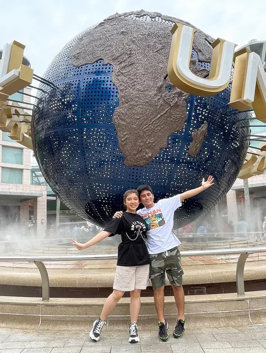 Kala liburan bersama di Singapura, keduanya memperlihatkan kekompakan mereka dengan padanan outfit kasual yang serasi. [Foto: IG/@tiaraandini].