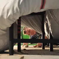 Selain tempat tidur, ternyata juga ada meja anti gempa!