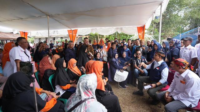 Bakal calon presiden (Bacapres) dari Koalisi Perubahan Anies Baswedan, berdialaog dengan kelompok petani di Sukabumi, Jawa Barat. (Istimewa)