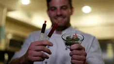 Chef Christopher Sayegh memperlihatkan tunas ganja, minyak THC (Tetrahydrocannabinol), dan CBD (Cannabidiol) yang akan digunakan sebagai campuran bahan masakan di sebuah restoran di Los Angeles, AS (29/4). (Reuters/ Mario Anzuoni)