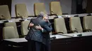 Miguel Díaz-Canel memeluk Presiden Kuba sebelumnya, Raul Castro usai terpilih sebagai Presiden baru Kuba di Majelis Nasional, Havana, Kamis (19/4). Díaz-Canel, dipilih dengan suara 603-1 untuk menggantikan Raul Castro (86). (Adalberto Roque/Pool via AP)